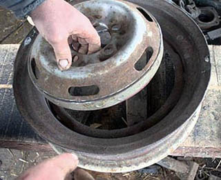 Удаление ступицы диска автомобильного колеса для изготовления буржуйки из дисков.
